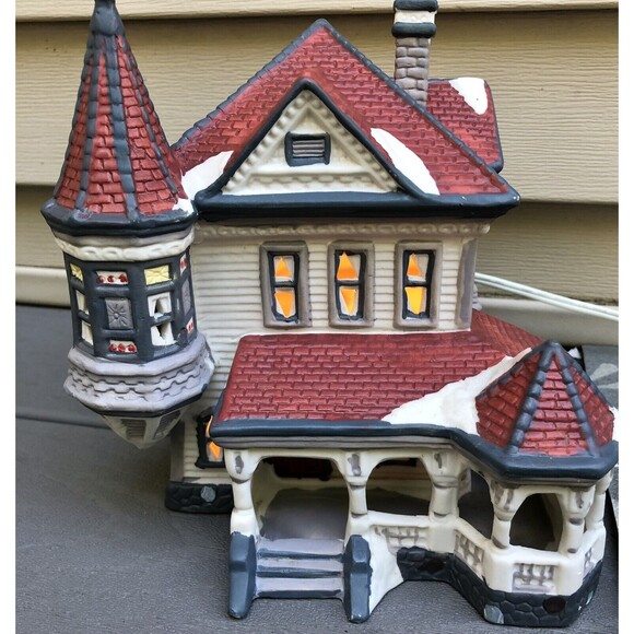 VILLAGE SQUARE - LIGHTED "VICTORIAN HOUSE" HAND PAINTED, PORCELAIN 1994 CHRISTM - Picture 6 of 10